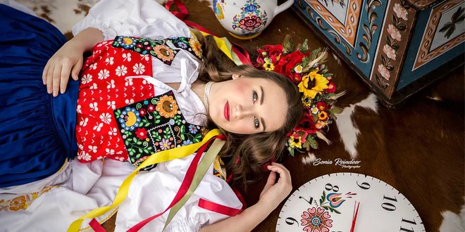 Ručne maľované hodiny s ľudovými ornamentami