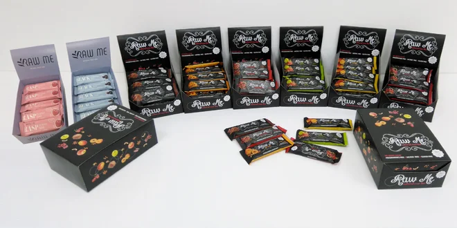 Kartóny Raw Me tyčiniek – 20 ks s mixom príchutí