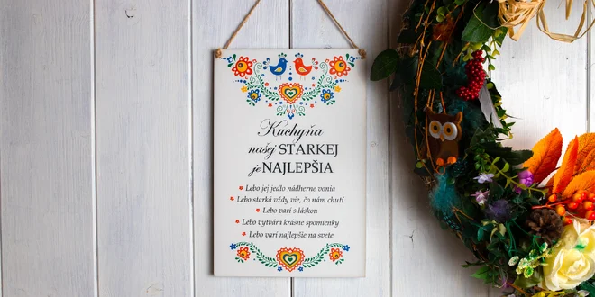 Drevená tabuľka na zavesenie s folklórnym motívom