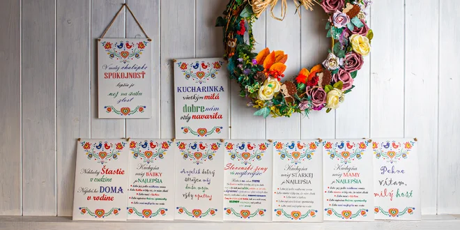 Drevená tabuľka na zavesenie s folklórnym motívom