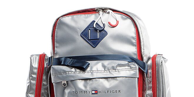 Strieborný cestovný batoh s červenými lemami a prackami Tommy Hilfiger