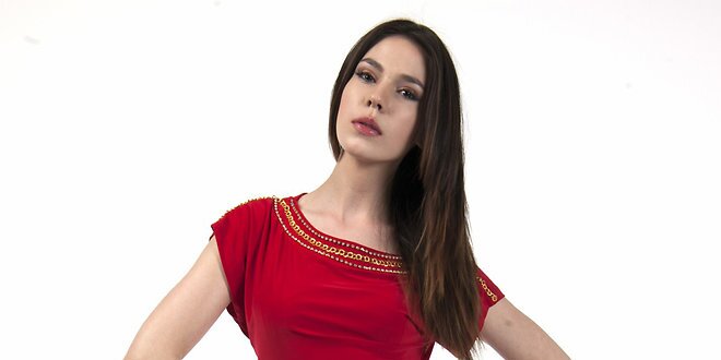 Dámske červené šaty so zlatou aplikáciou Via Belucci