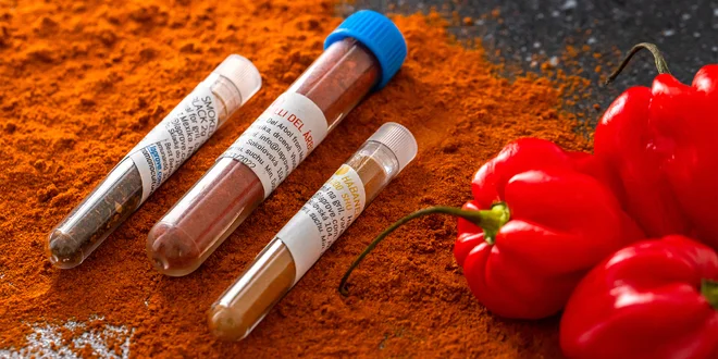 Chilli sety alebo čokoládové tyčinky s chilli