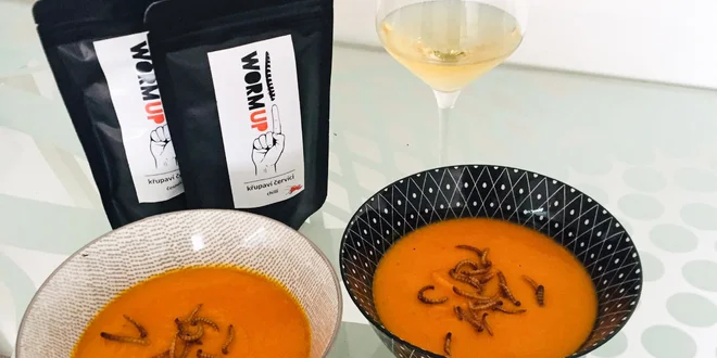 Chrumkavé červíky WormUP: slané, chilli aj kari
