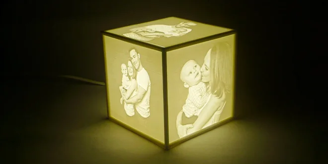 Lampa v tvare kocky alebo gule s vlastnými fotografiami