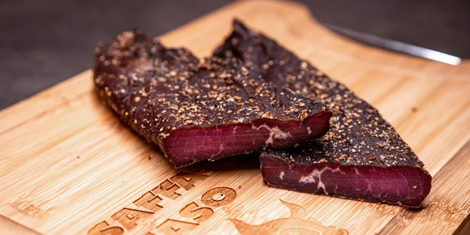 Darčekové sady s hovädzím mäsom Biltong, klobáskami, korením a vínom