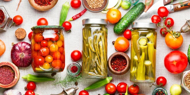 Nakladaná zelenina a omáčky: kukuričky, kimchi aj ajvar
