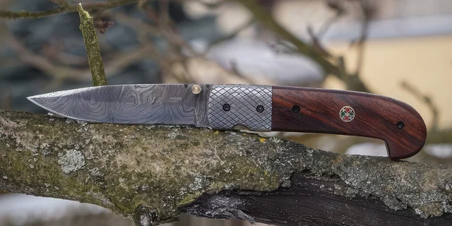 Kvalitné zatváracie nože z damaškovej a práškovej ocele