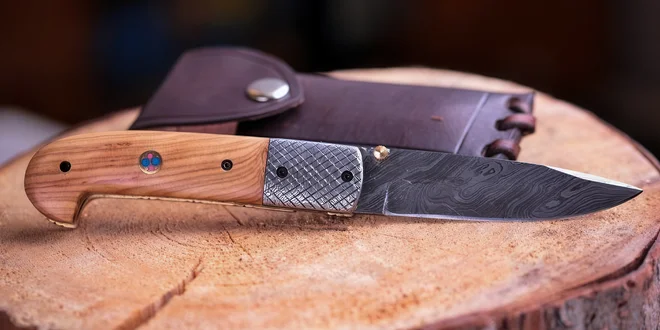 Kvalitné zatváracie nože z damaškovej a práškovej ocele