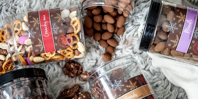 Dózy pestrých zmesí sladkých i slaných orechov