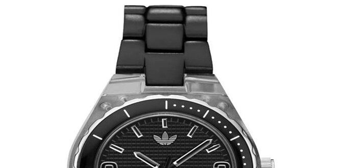 Čierne hodinky Adidas s plastovým poťahom púzdra a remienku