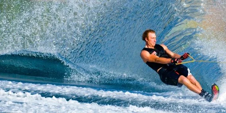 Zajazdite si na vodných lyžiach alebo wakeboarde len za 9,90! Zažite striekajúcu vodu a adrenalín so zľavou 50%!