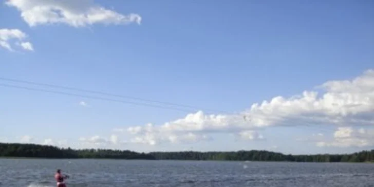 Zajazdite si na vodných lyžiach alebo wakeboarde len za 9,90! Zažite striekajúcu vodu a adrenalín so zľavou 50%!