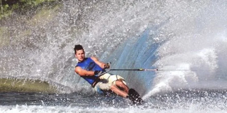 Zajazdite si na vodných lyžiach alebo wakeboarde len za 9,90! Zažite striekajúcu vodu a adrenalín so zľavou 50%!