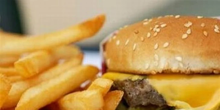 1,30 Eur za šťavnatý HAMBURGER a  chrumkavé hranolky. Zažeňte hlad so zľavou 50% !!!
