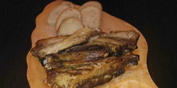 Kilo pečených rebierok s kyslou oblohou a pivom