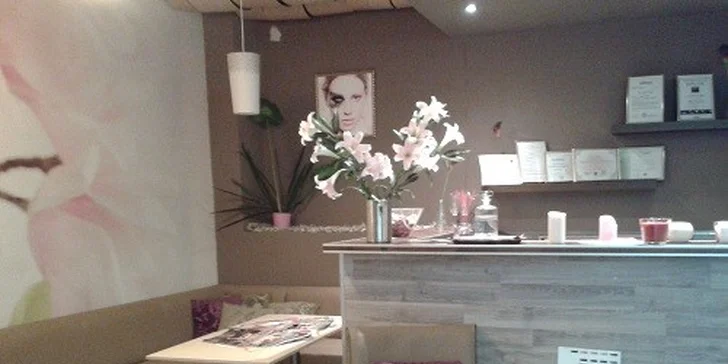 Permanentný make up obočia čiarkovanou metódou alebo pier