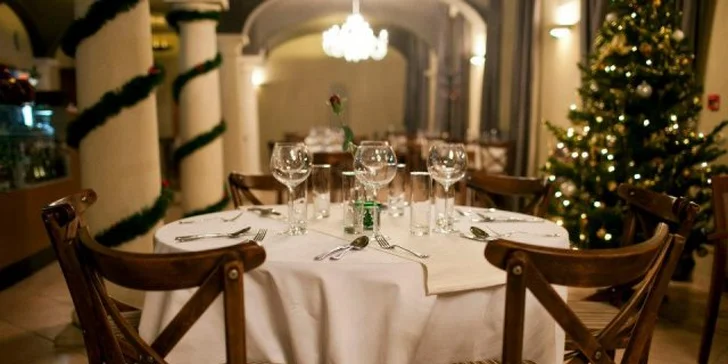 Šťavnatý hovädzí alebo jelení steak s prílohou