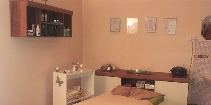 Klasická masáž chrbta a šije, reflexná masáž chodidiel alebo manuálna lymfodrenáž