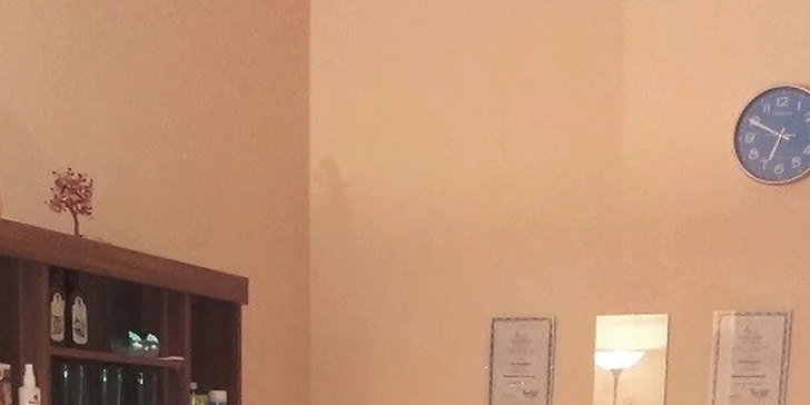 Klasická masáž chrbta a šije, reflexná masáž chodidiel alebo manuálna lymfodrenáž