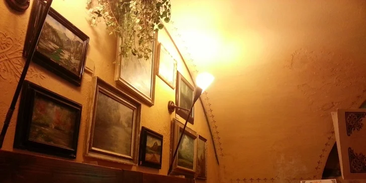 Vysoké pečené rebrá s kyslou oblohou a chlebom