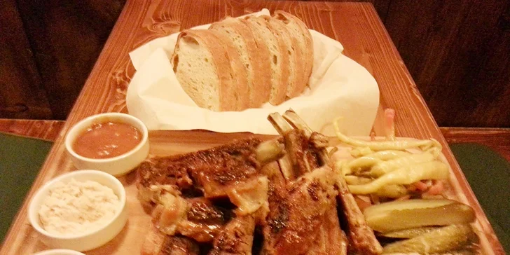 Vysoké pečené rebrá s kyslou oblohou a chlebom
