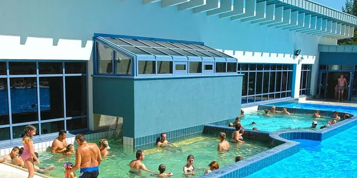 Romantický alebo rodinný pobyt v penzióne Al Corso v Banskej Bystrici so vstupom do novotvoreného Holidayparku Kováčová