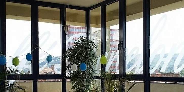 Káva a vafle s čokoládou, sirupom a šľahačkou