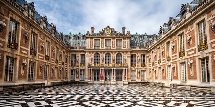 Metropola Francúzska a Versailles v čase očarujúceho adventu alebo silvestrovský Paríž v polnočných svetlách jedinečného veľkomesta