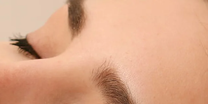 Permanentný make-up obočia klasickou alebo čiarkovanou metódou