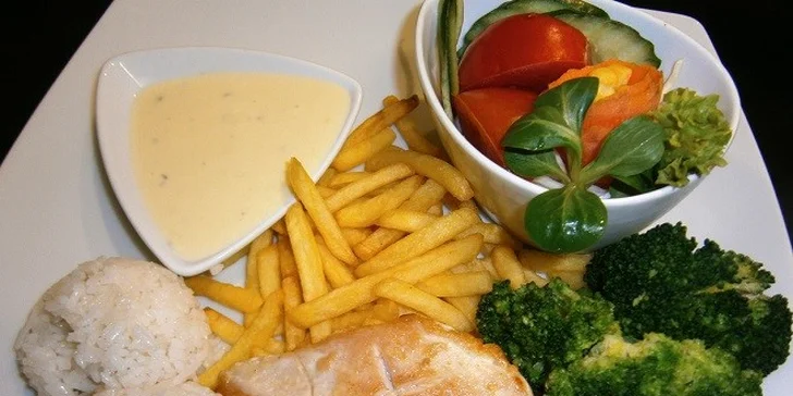 Šťavnatý rib eye steak alebo kurací steak so zemiačkami, omáčkou a vínkom