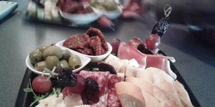 Ochutávka lahodných vín s občerstvením v štýlovom WineBare pre 2 osoby