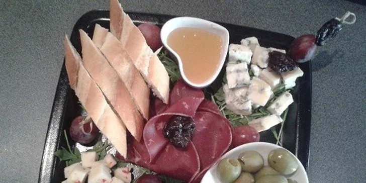 Ochutávka lahodných vín s občerstvením v štýlovom WineBare pre 2 osoby