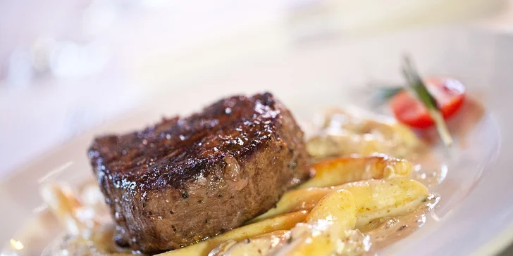 Šťavnatý hovädzí alebo jelení steak s prílohou
