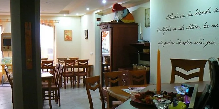 Štavnatý steak s prílohou a oblohou v centre mesta