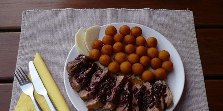 Krehký kačací steak na jablkách s kroketami
