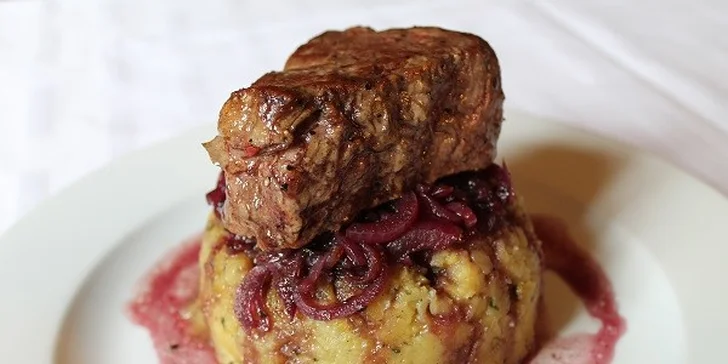Šťavnatý jelení alebo hovädzí steak s prílohou