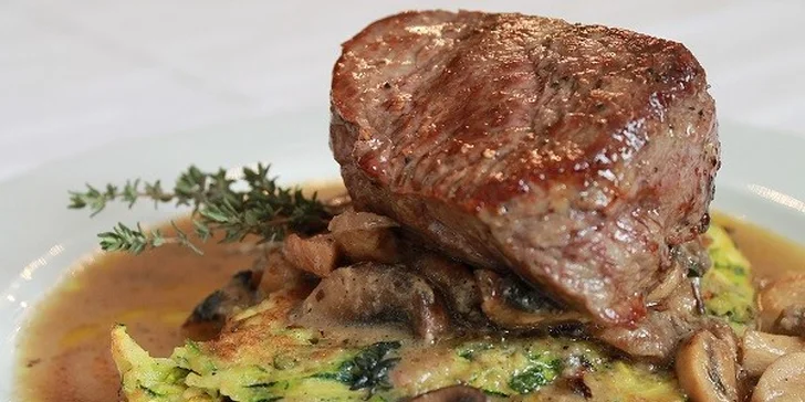Šťavnatý jelení alebo hovädzí steak s prílohou