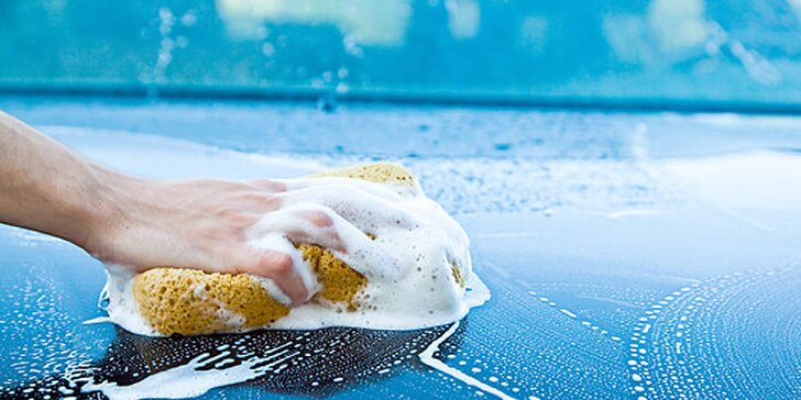 Vysokokvalitné ručné umytie vozidla s nastriekaním pneumatík na oživenie