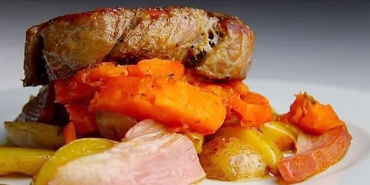 Šťavnatý jelení alebo hovädzí steak s prílohou