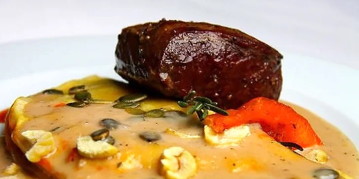 Šťavnatý jelení alebo hovädzí steak s prílohou