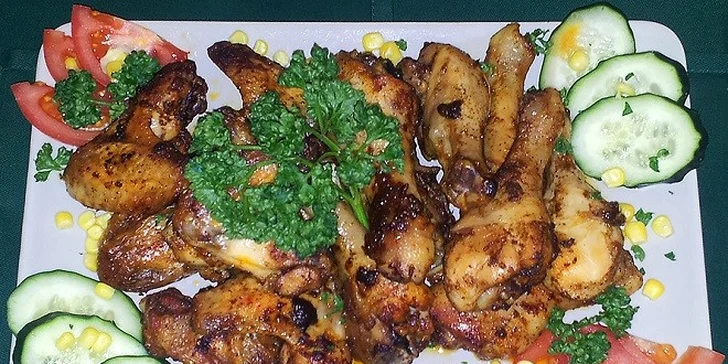 1kg BBQ krídelok a stehienok plus 3 čapované pivká
