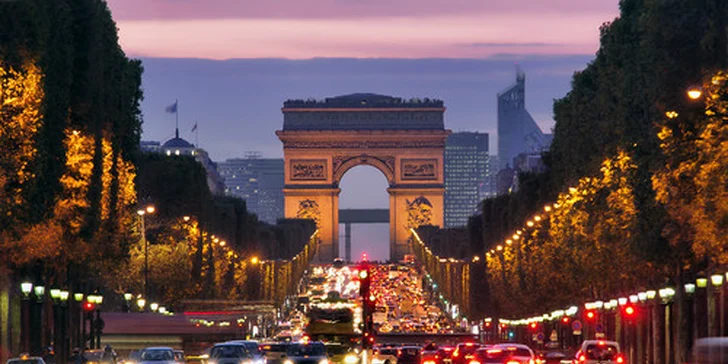 Zmyselný Paríž pod letným slnkom
