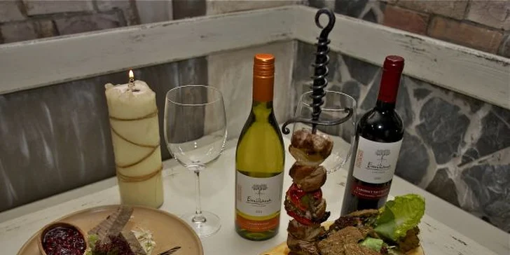 24,90 eur za gurmánsky pôžitok pre dvoch. Zážitkové menu, vynikajúca obsluha a podmanivá atmosféra historickej reštaurácie Traja mušketieri. Zľava 54 %.