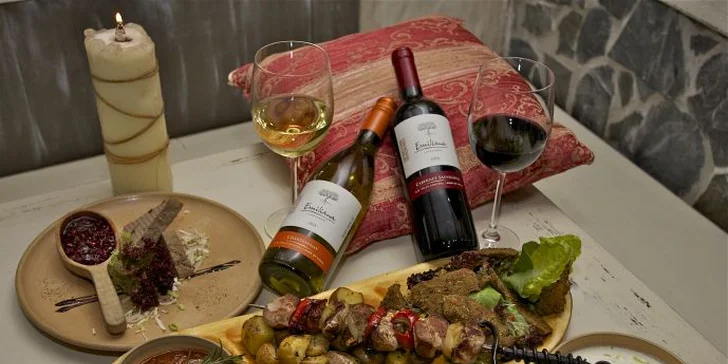 24,90 eur za gurmánsky pôžitok pre dvoch. Zážitkové menu, vynikajúca obsluha a podmanivá atmosféra historickej reštaurácie Traja mušketieri. Zľava 54 %.