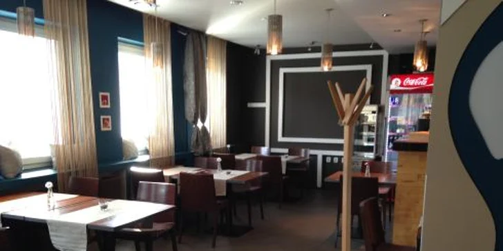 Hovädzia roštenka na chilli-medovej omáčke s grilovanou zeleninkou a opekanými zemiakmi