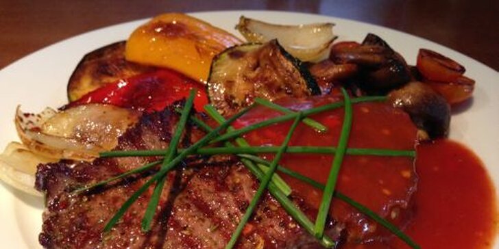 Výborný steak z hovädzej roštenky na hrianke s čilli-medovou omáčkou a grilovanou zeleninou