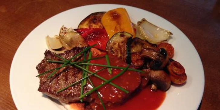 Výborný steak z hovädzej roštenky na hrianke s čilli-medovou omáčkou a grilovanou zeleninou
