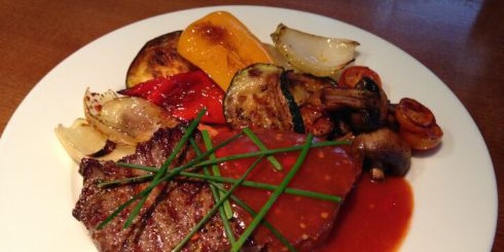 Výborný steak z hovädzej roštenky na hrianke s čilli-medovou omáčkou a grilovanou zeleninou