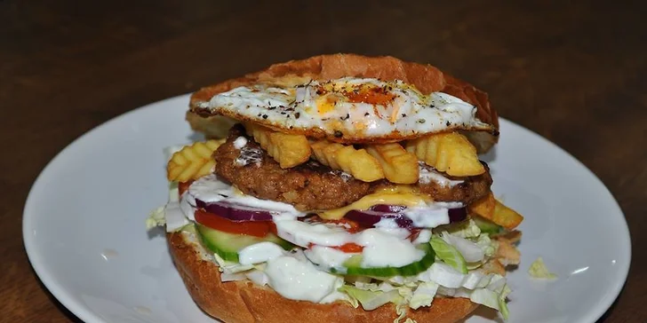 MAXIM farmársky alebo vegetariánsky burger s hranolkami a Kofolou